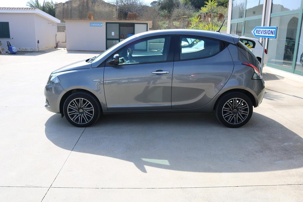 Lancia Ypsilon 1.0 FireFly 5 porte S&S Hybrid Gold