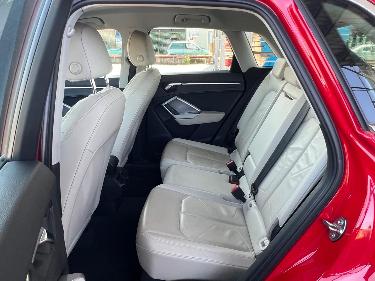 Audi Q3 40 TFSI quattro S tronic Business