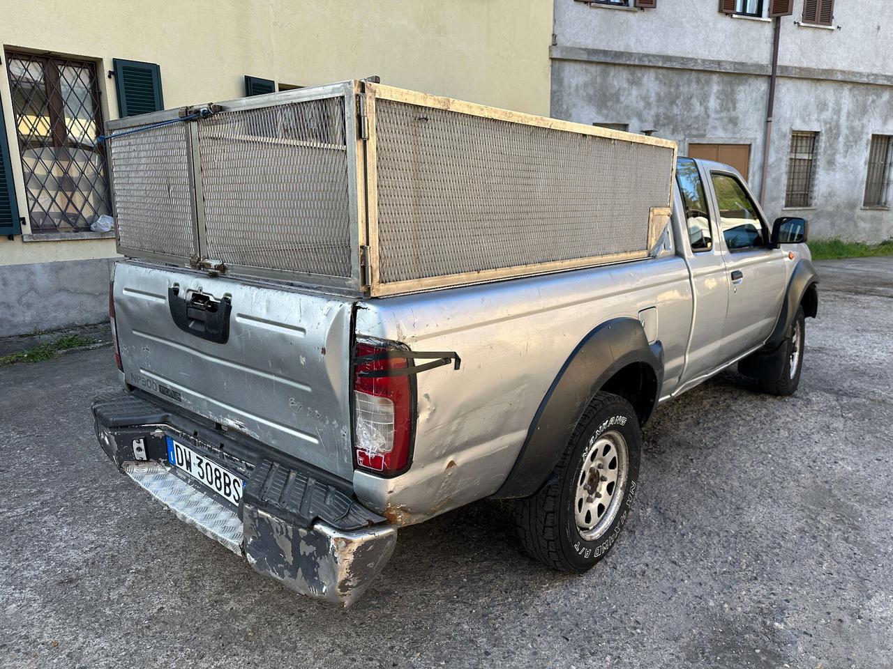 Nissan NP300 2.5 tdi 2p. King Cab Premium - 4x4