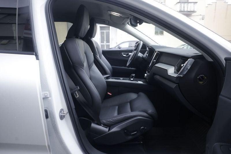 Volvo XC60 Volvo XC60 B4 (d) AWD automatico Plus Dark 145KW ANNO 2024