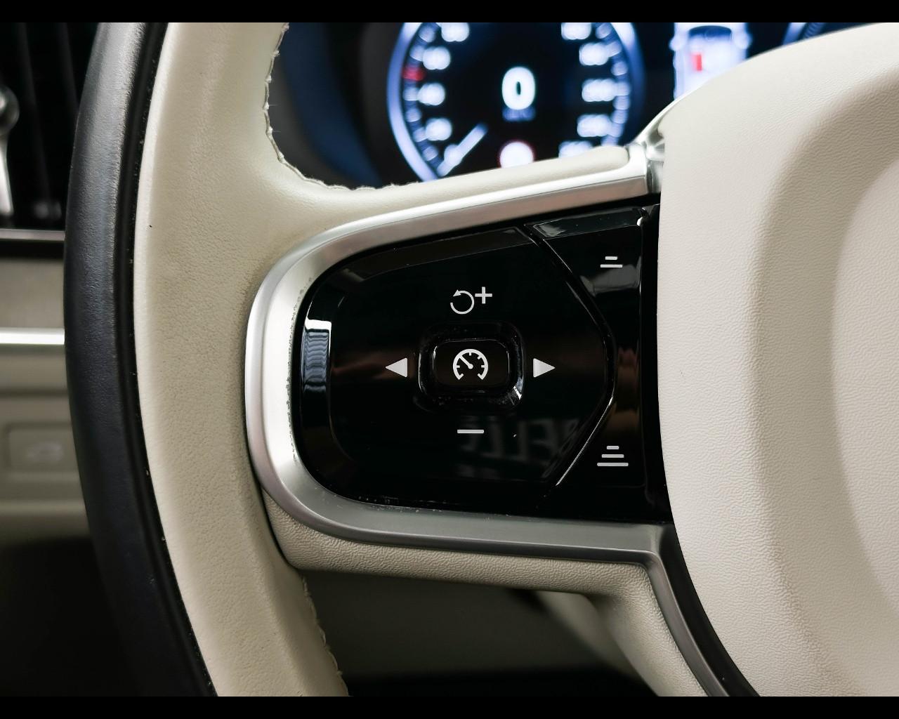 VOLVO XC60 (2017-->) - XC60 T6 Recharge Plug-in Hybrid AWD Inscription