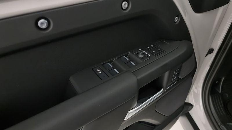 Land Rover Defender 110 3.0D I6 200 CV AWD Auto X-Dynamic SE