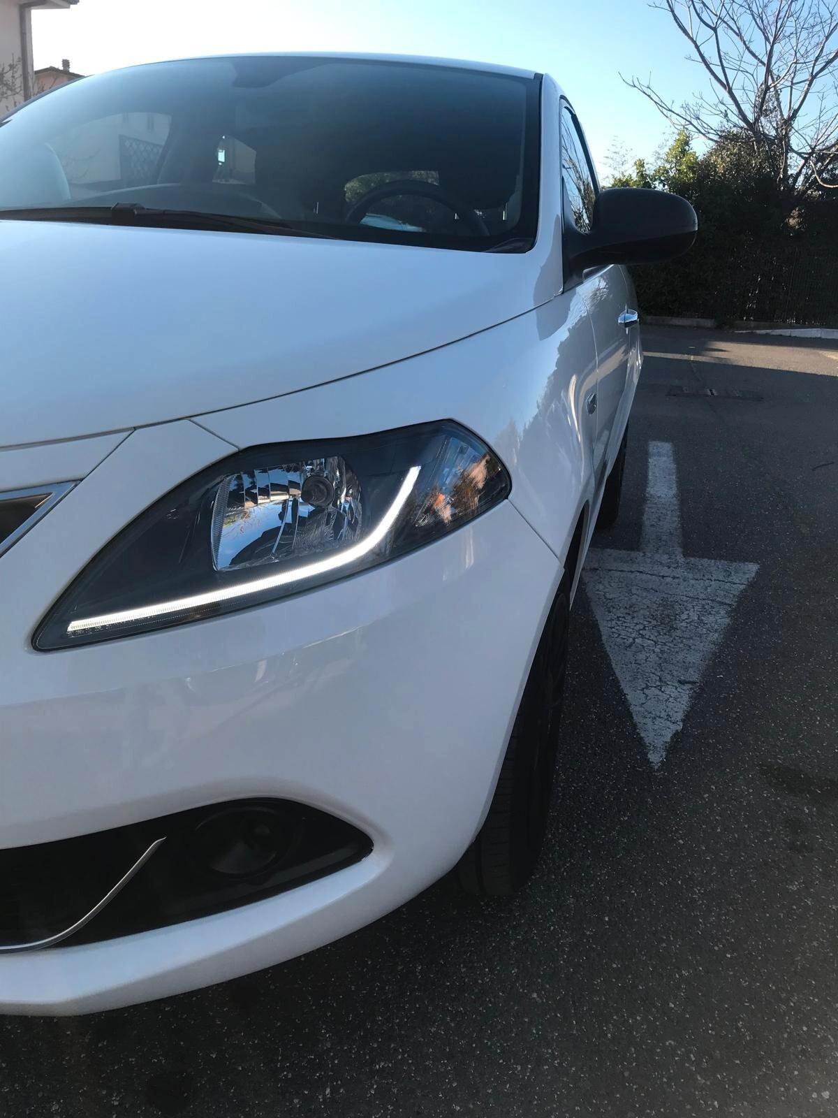 Lancia Ypsilon 1.0 FireFly 5 porte S&S Hybrid Ecochic Silver