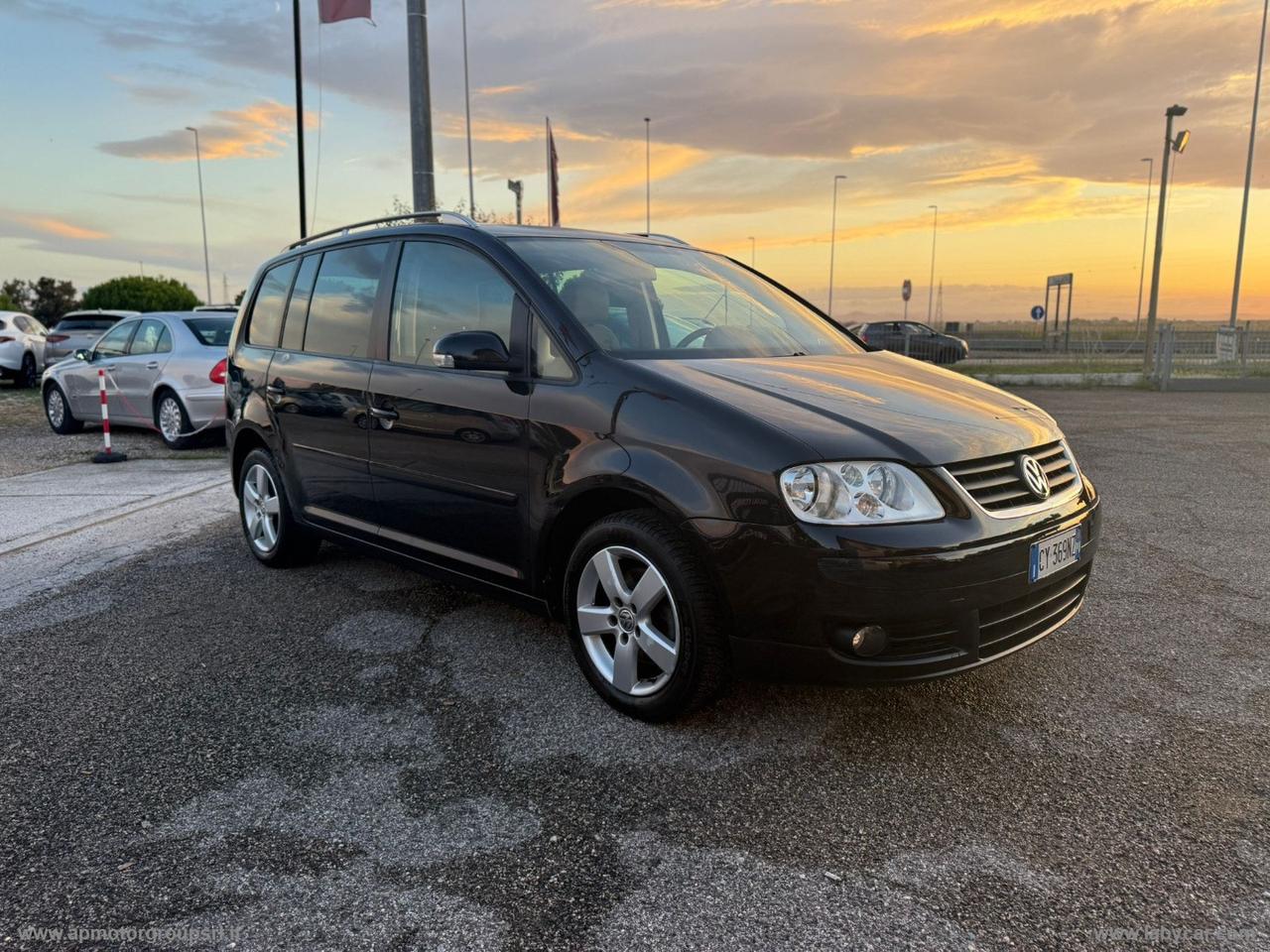 VOLKSWAGEN Touran 1.6 16V FSI Highline 7 POSTI
