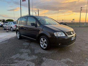 VOLKSWAGEN Touran 1.6 16V FSI Highline 7 POSTI