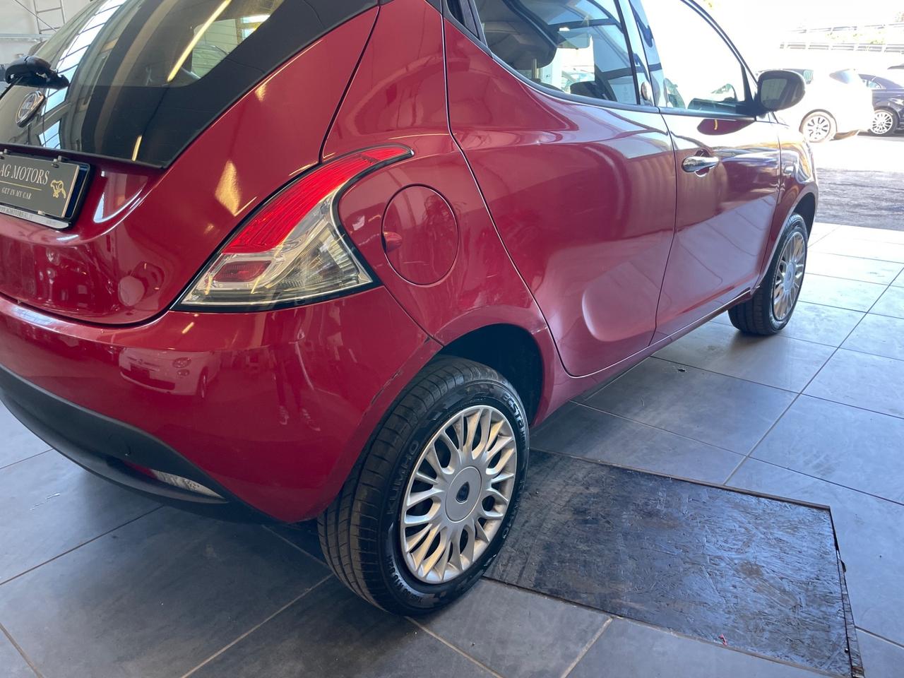 Lancia Ypsilon 0.9 TwinAir 85 CV 5 porte Metano Ecochic Silver