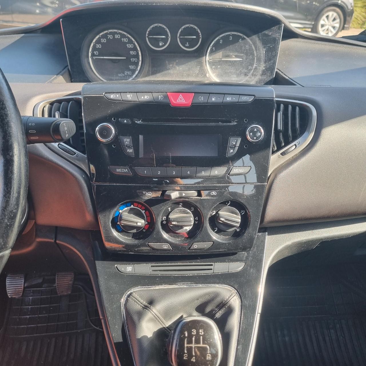 Lancia Ypsilon 0.9 TwinAir 85 CV 5 porte Metano Ecochic Silver