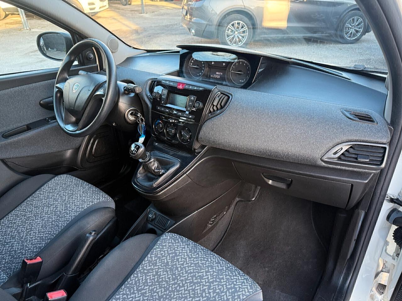Lancia Ypsilon 1.0 FireFly 5 porte S&S Hybrid Ecochic Silver