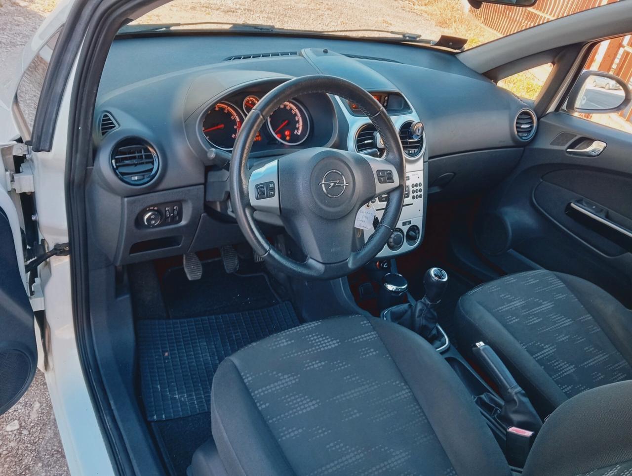 Opel Corsa 1.2 3 porte b-color