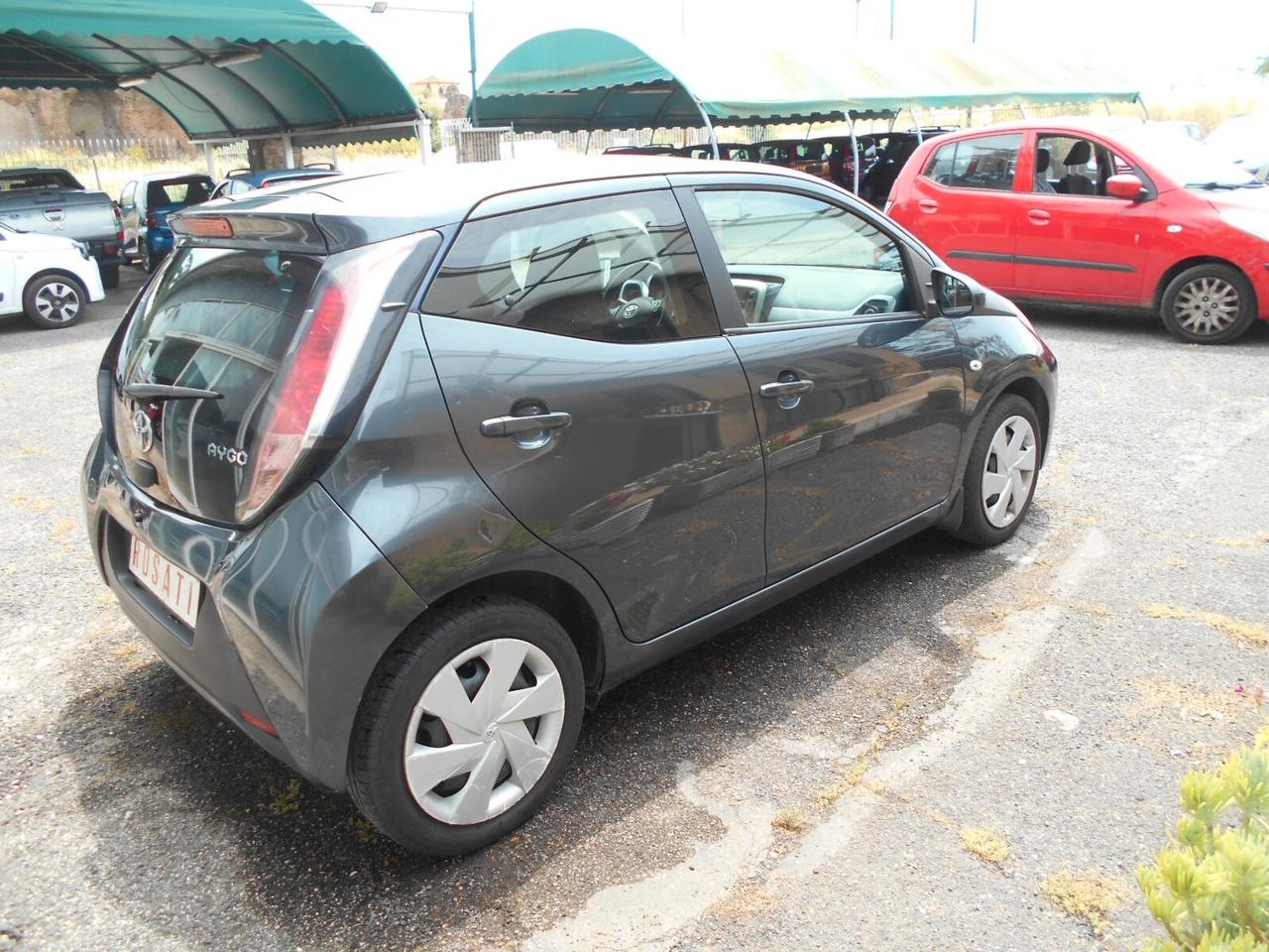 Toyota Aygo 1.0 5 porte Lounge Connect euro 5 neo patentati