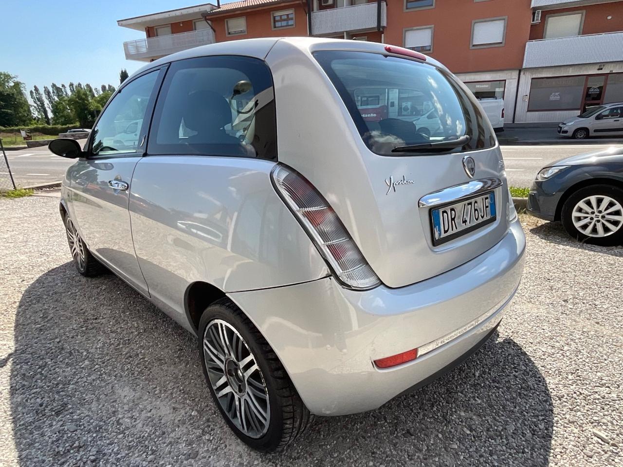Lancia Ypsilon 1.3 MJT 75 CV Argento