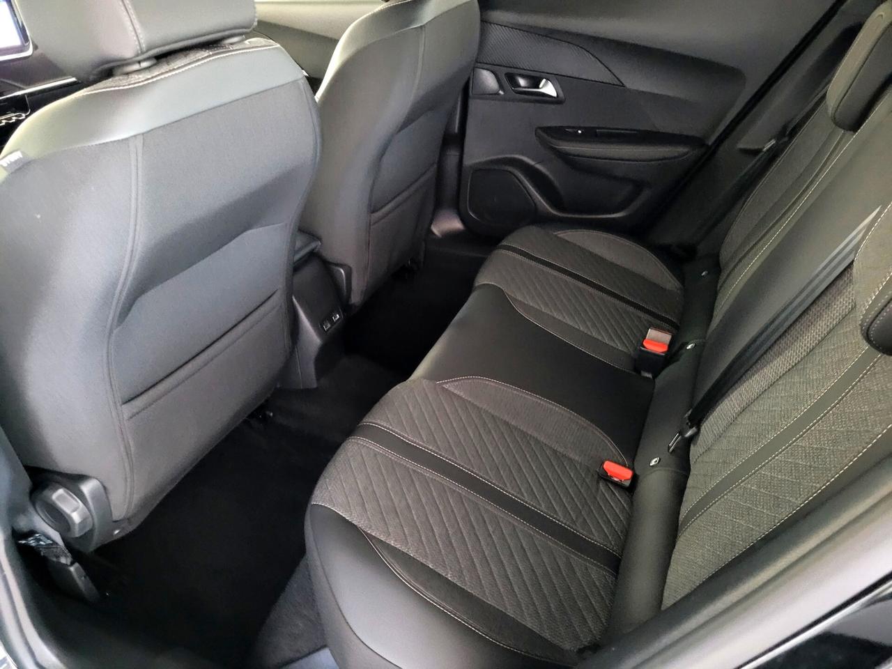Peugeot 2008 1.2 ALLURE AUT. CRUISE LED CARPLAY PELLE NAVI