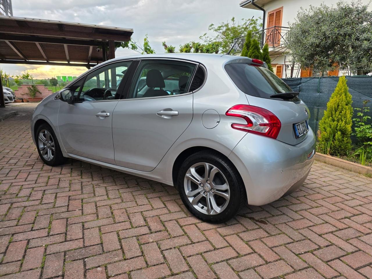 Peugeot 208 1.4 HDi 68 CV 5 porte Allure