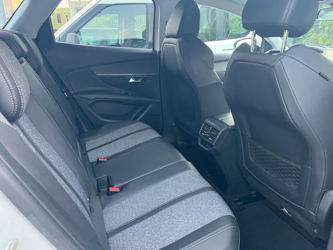 Peugeot 3008 BlueHDi 130 S&S EAT8 Allure