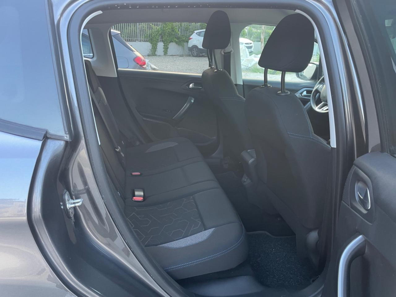 Peugeot 2008 PureTech 82 Style km 37.000 Nuova !