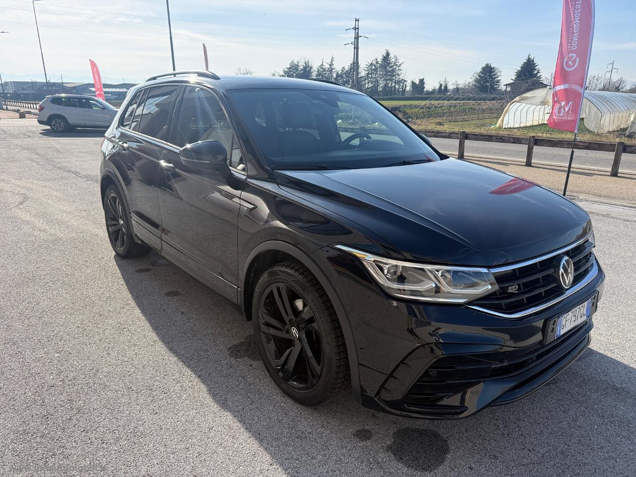 VOLKSWAGEN Tiguan 2.0 TDI 150CV SCR DSG R-Line FULL BLACK NUOVO MODELLO