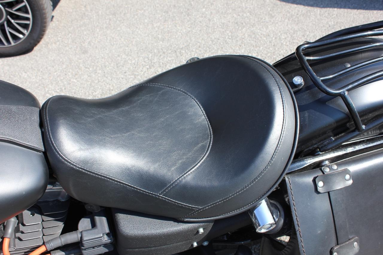 HARLEY-DAVIDSON DYNA STREET BOB