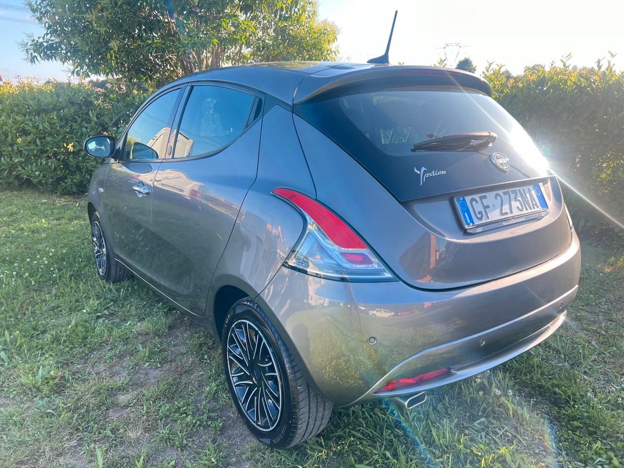 Lancia Ypsilon 1.0 FireFly 5 porte S&S Hybrid Ecochic Silver