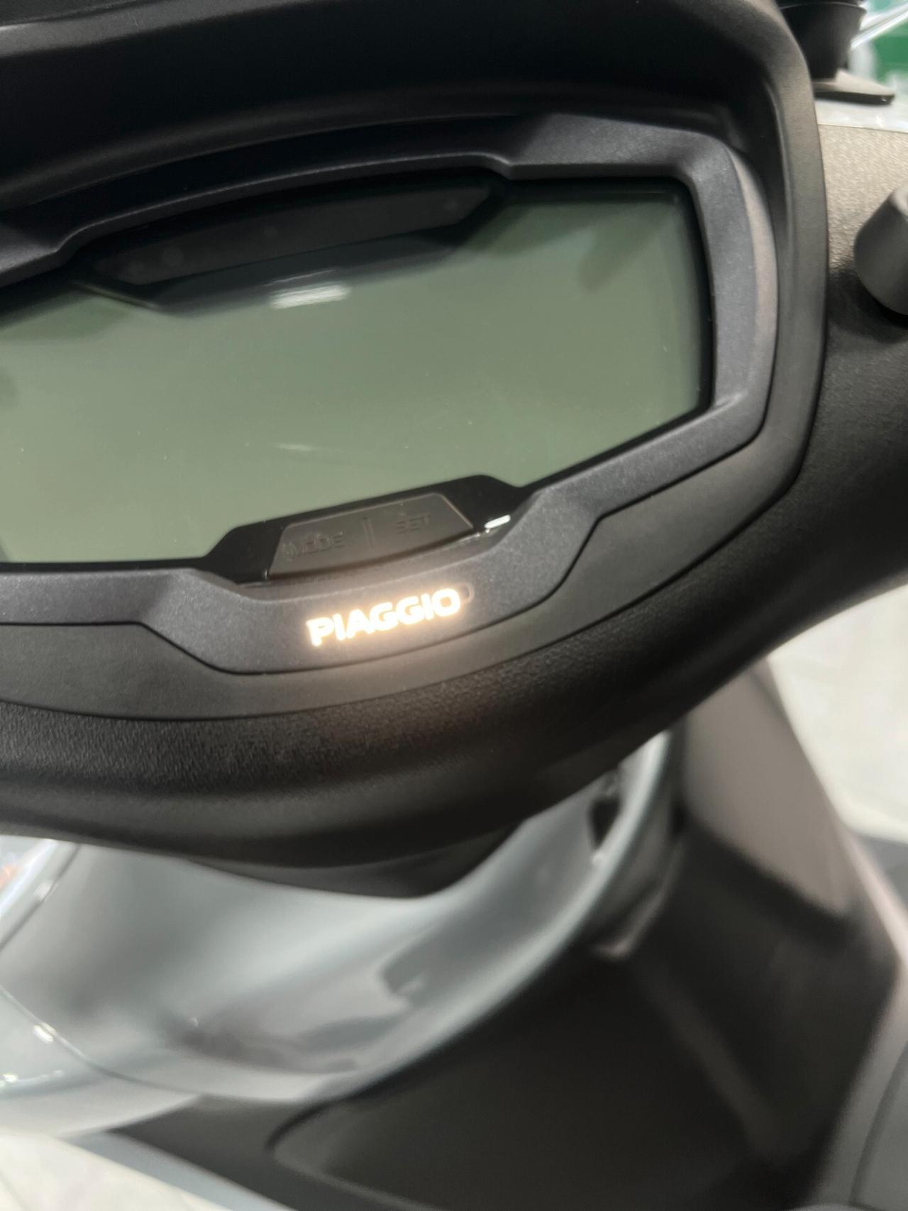 Piaggio Beverly 400 S HPE SOLO 1900KM - 2025