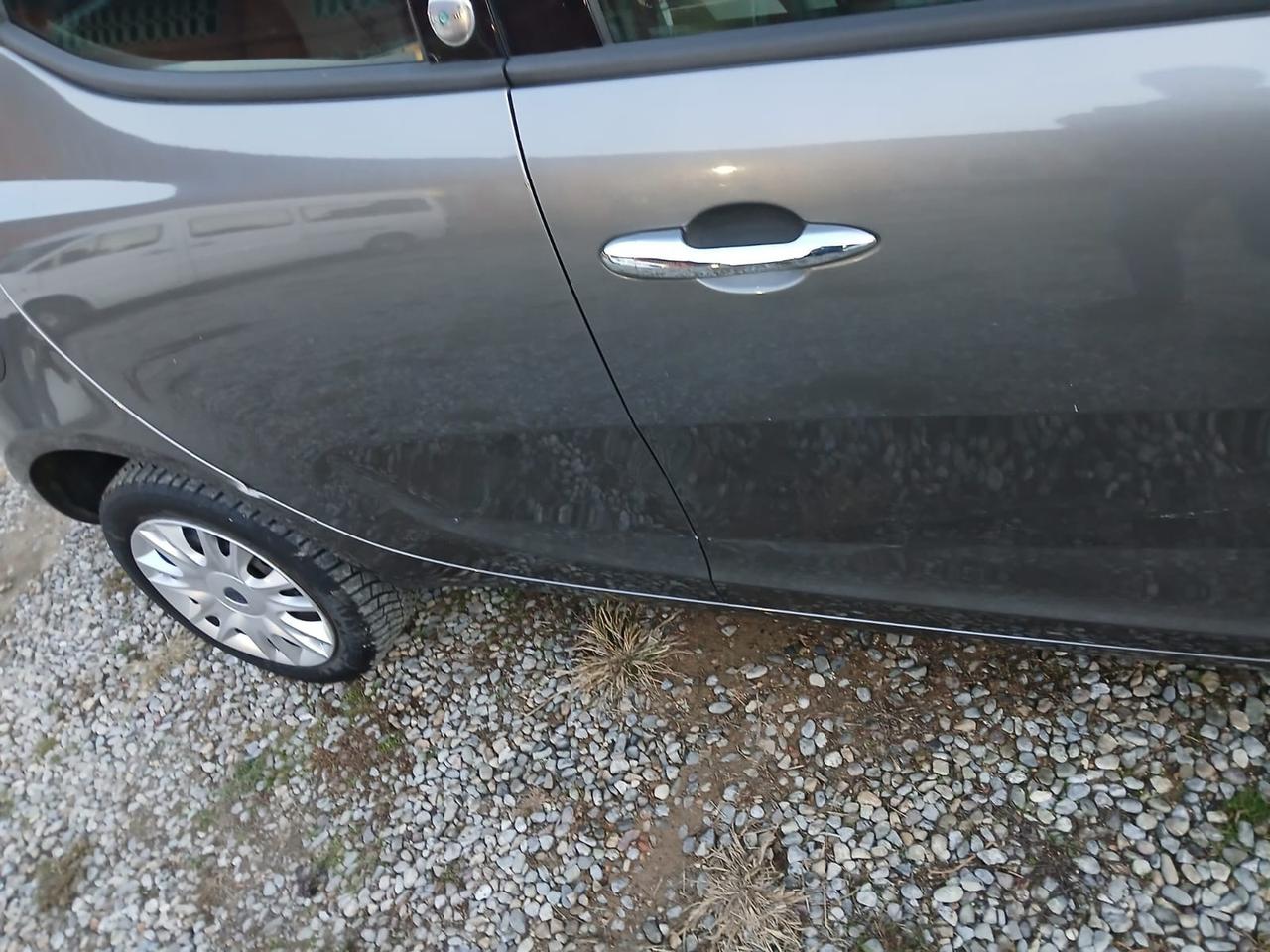 Lancia Ypsilon 0.9 TwinAir 85 CV 5 porte Metano Ecochic Silver