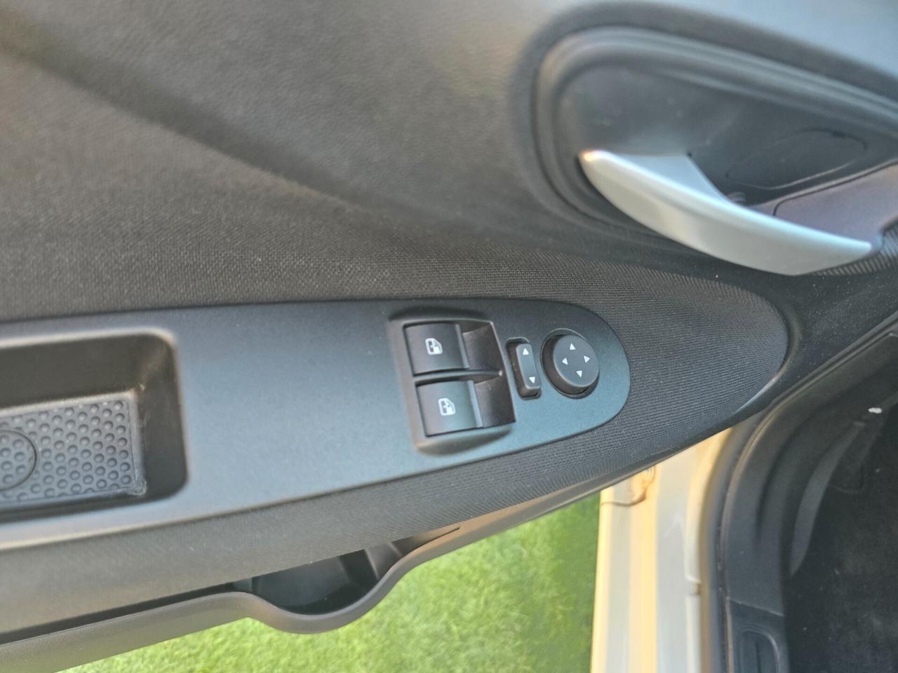 Fiat Punto 1.4BENZ 77CV NEOP 42000KM-2014
