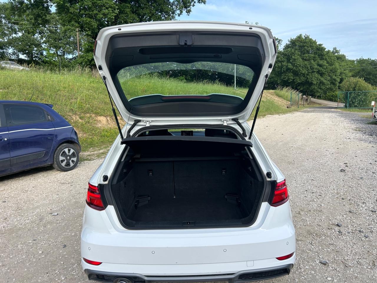 Audi A3 SPB 30 TDI Business Sline esterno neopatentati permute