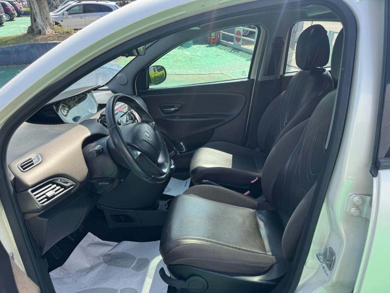 Lancia Ypsilon 1.2 69 CV 5 porte S&S Platinum