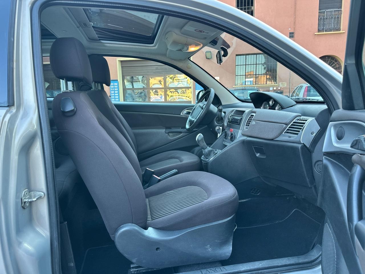 Lancia Ypsilon 1.3 MJT 75 CV Versus