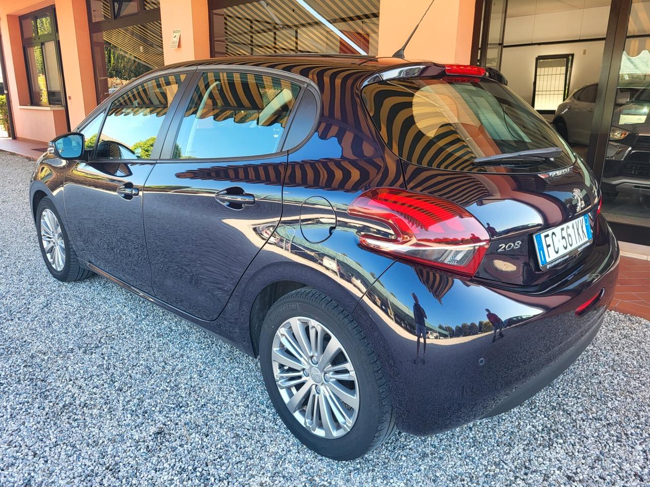 Peugeot 208 208-1.2 benz/gpl
