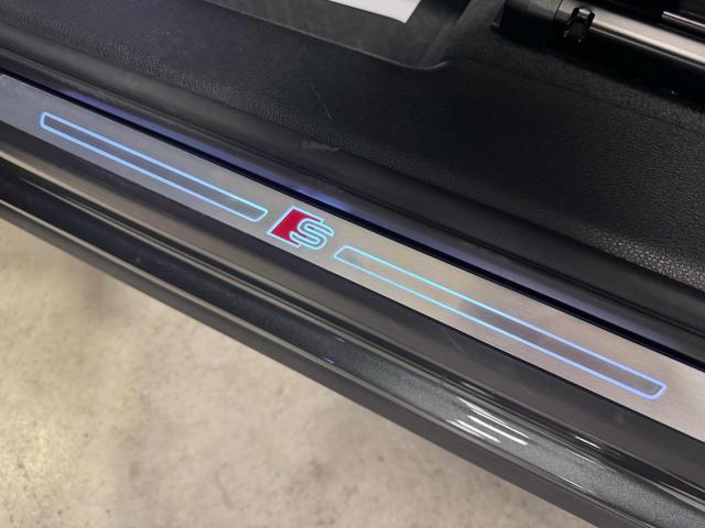 AUDI Q3 35 TDI S tronic S line Interiors