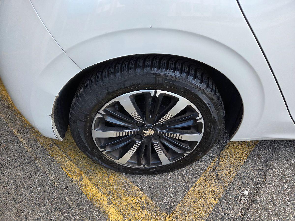 PEUGEOT - 208 - PureTech 82 S&S 5p. Signature