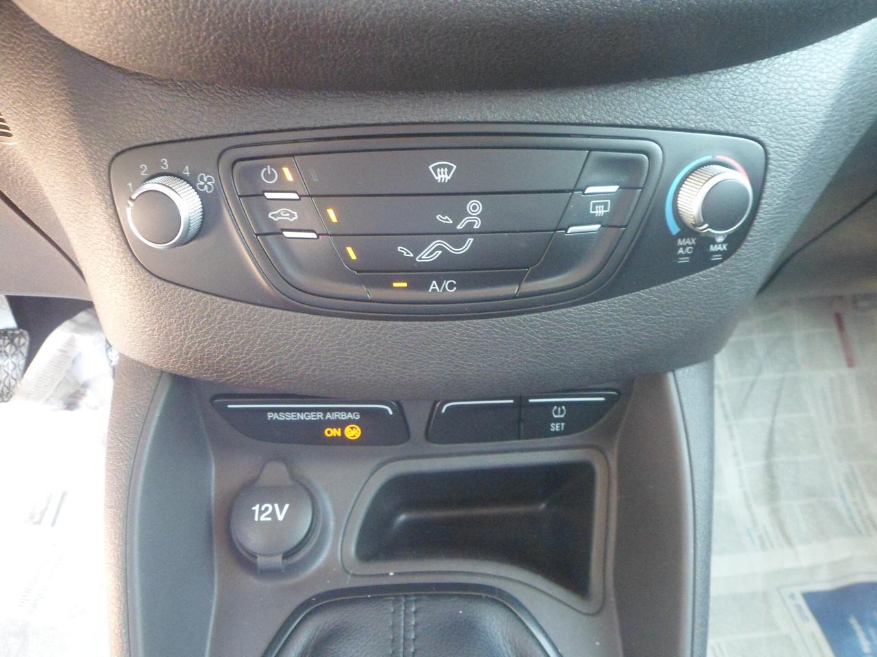 Ford Tourneo Courier 5 posti autovettura
