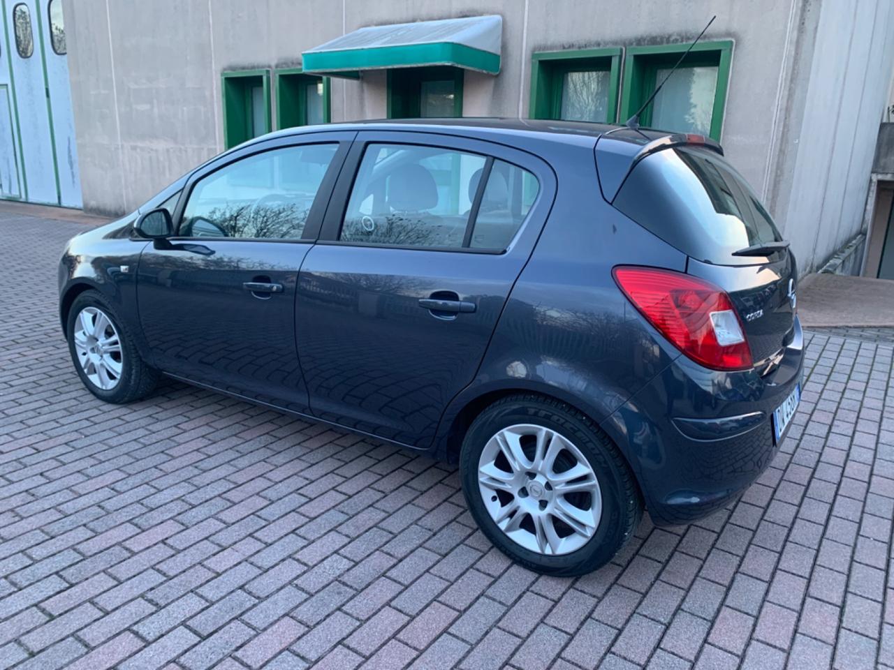 Opel Corsa 1.4 16V 5 porte Cosmo