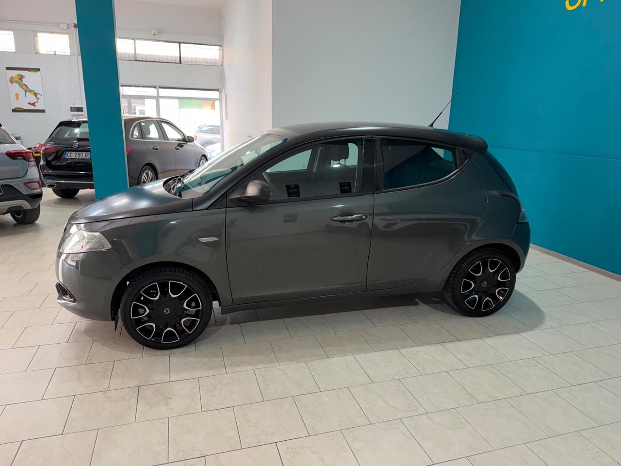LANCIA YPSILON 1.2 BENZINA MOMO DESIGN S