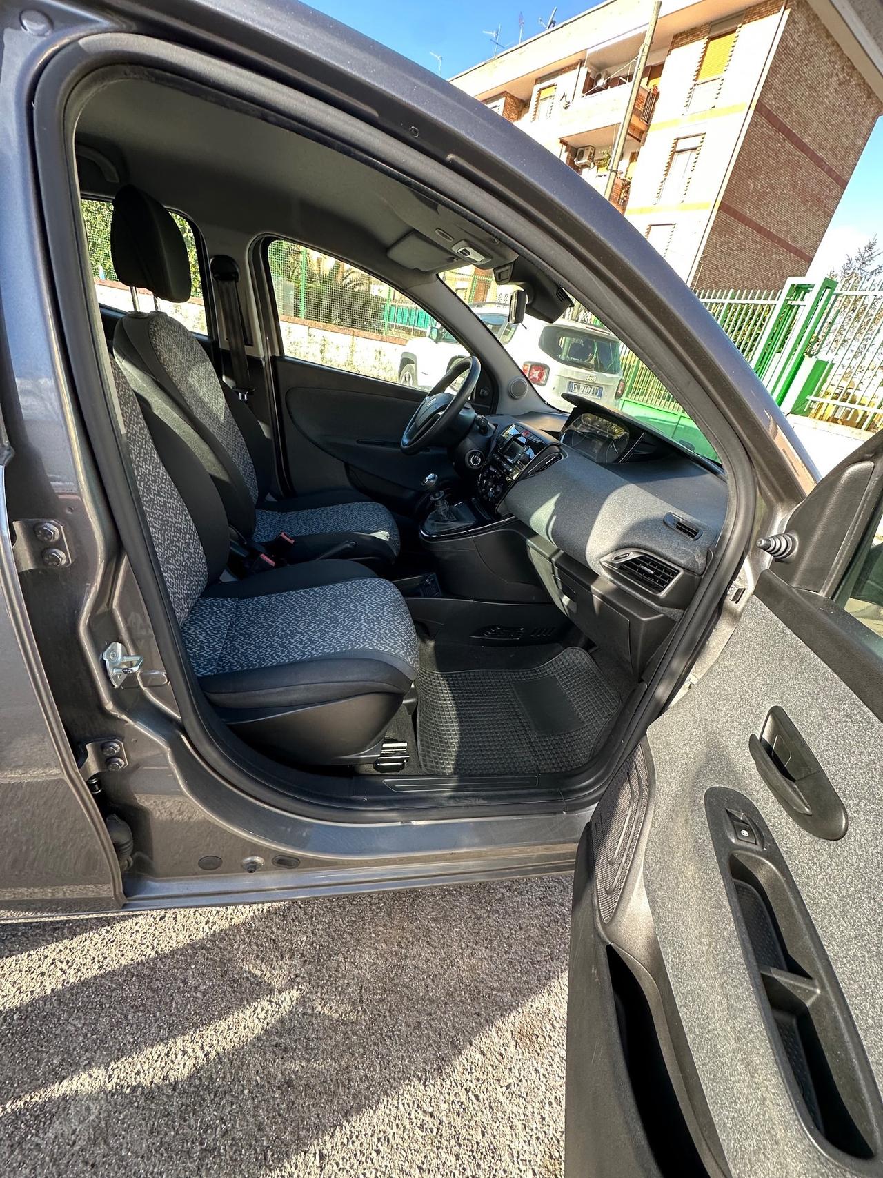 Lancia Ypsilon 1.0 FireFly 5 porte S&S Hybrid Ecochic A. Ferretti