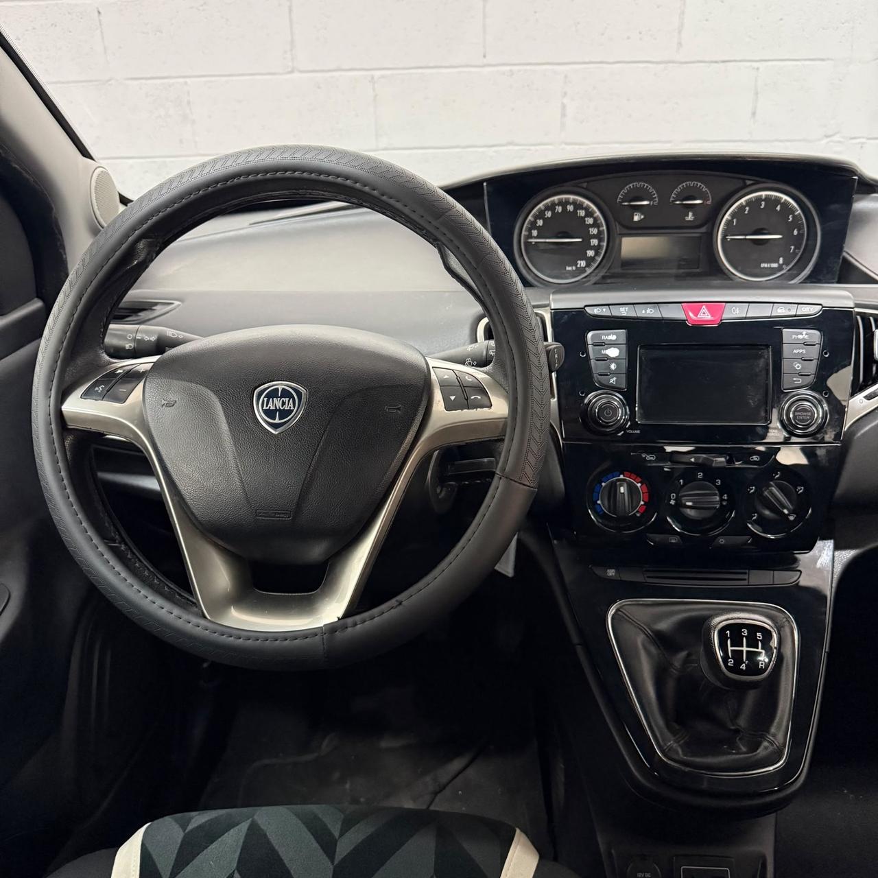 Lancia Ypsilon 1.2 69 CV 5 porte EURO 6 NEOPATENTATI