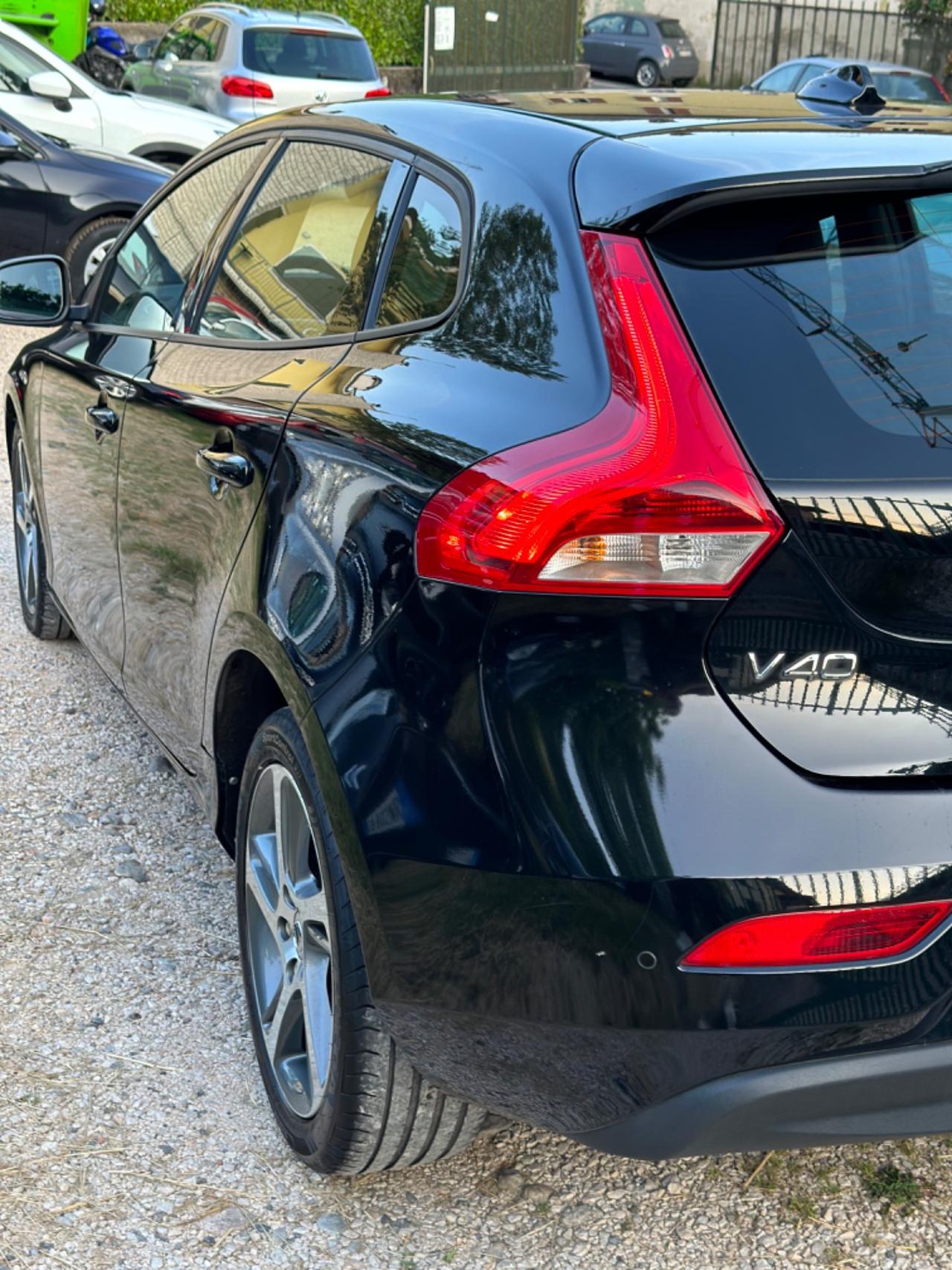Volvo V40 D2 MOMENTUM KMCERT UNICOPR EU6B