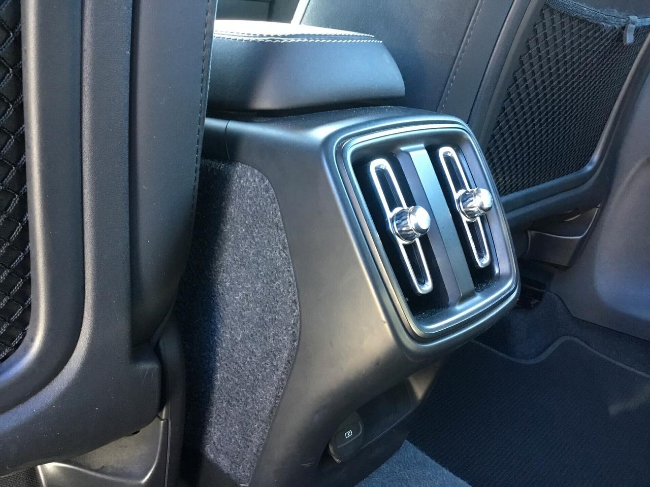 Volvo XC40 B3 automatico Plus Dark
