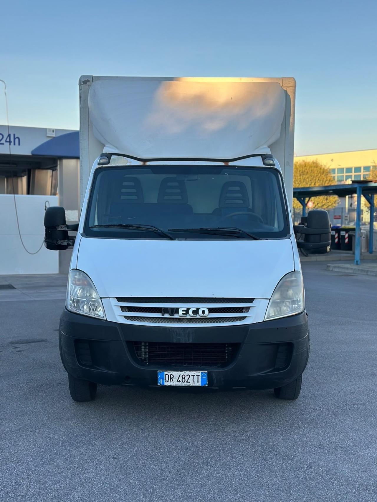Iveco 35c15 con pedana
