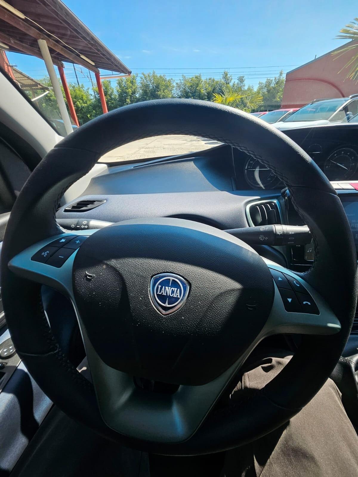 Lancia Ypsilon 1.0 FireFly 5 porte S&S Hybrid Platino