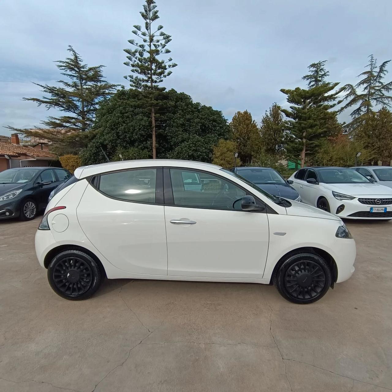 Lancia Ypsilon 1.0 S&S Hybrid Ecochic Silver IVA ESPOSTA