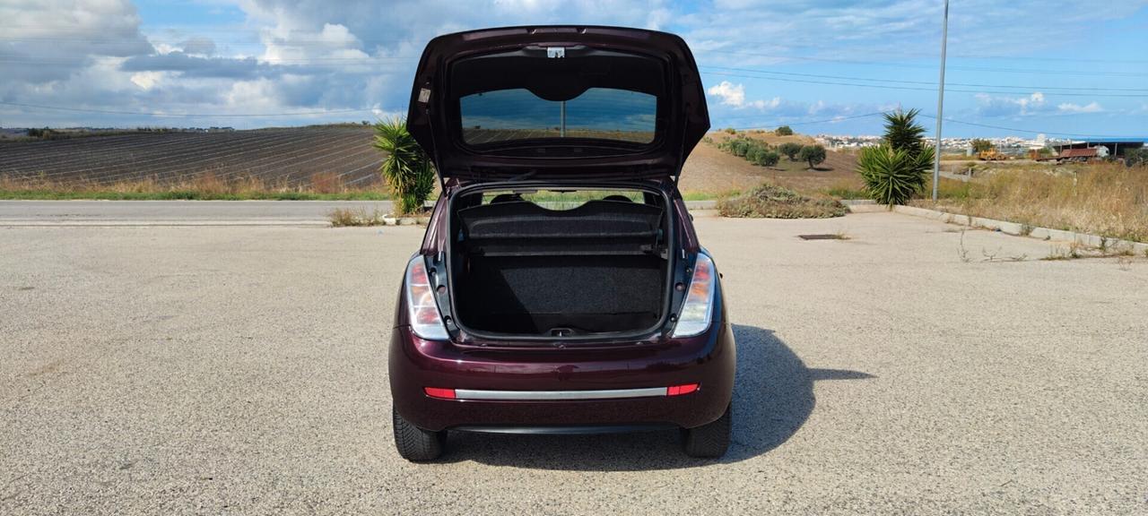 Lancia Ypsilon 1.3 MJT 75 CV Versus