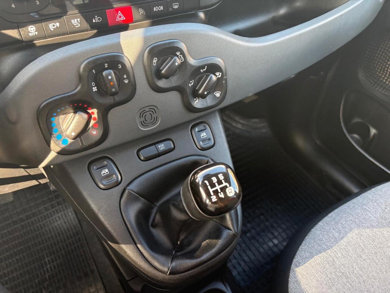 Fiat Panda 1.2 Lounge 69cv UConnect NEOPATENTATI