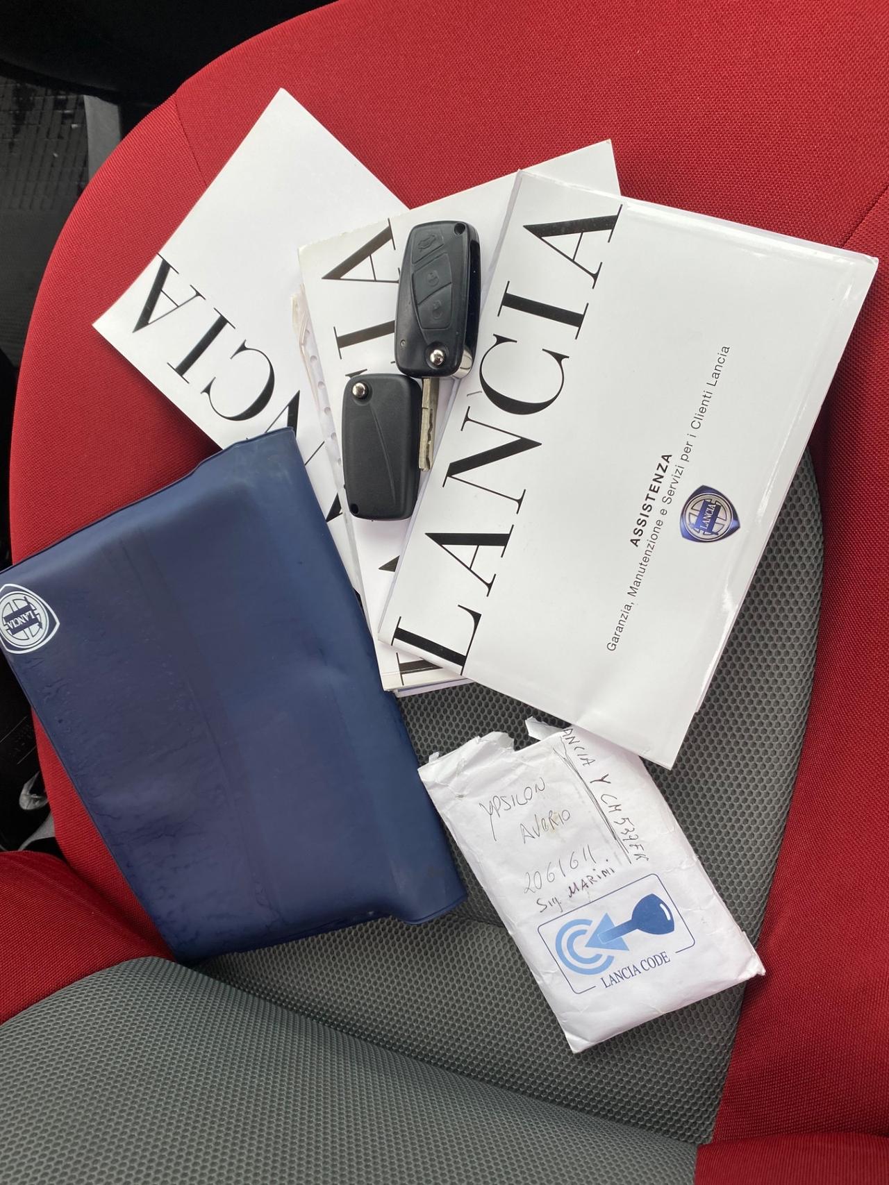Lancia Ypsilon 1.2 Benzina Argento NEOPATENTATI