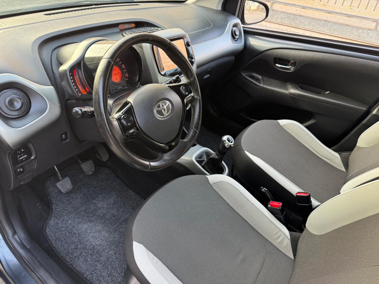 Toyota Aygo retrocamera tagliandata Neopatentati