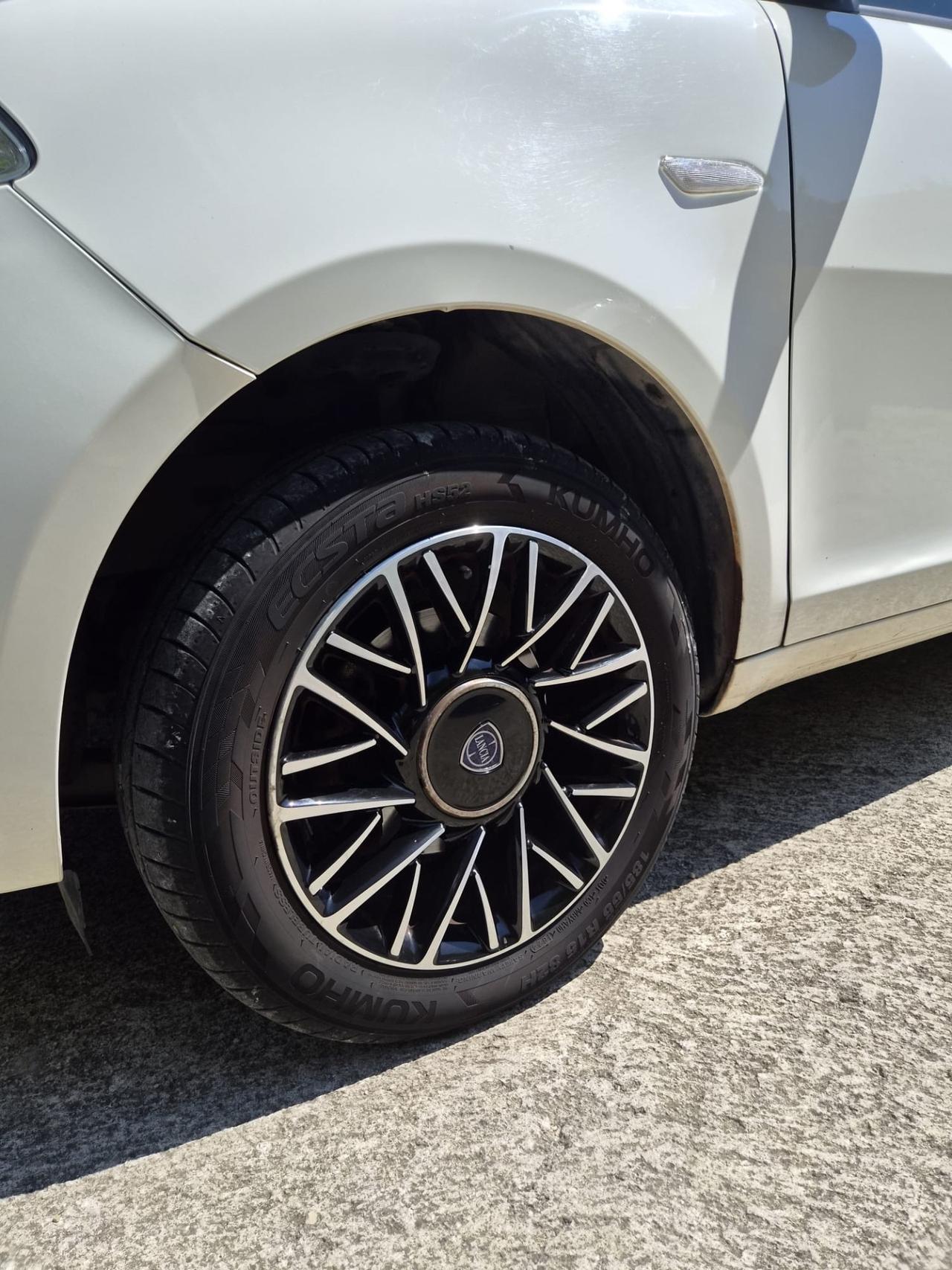 Lancia Ypsilon 0.9 TwinAir 85 CV 5 porte S&S Silver