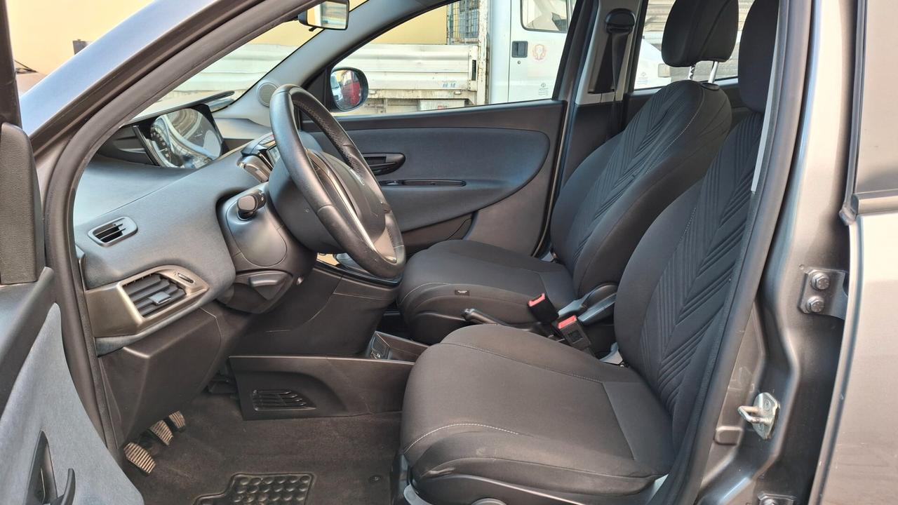 Lancia Ypsilon 1.0 FireFly 5 porte S&S Hybrid Ecochic Gold