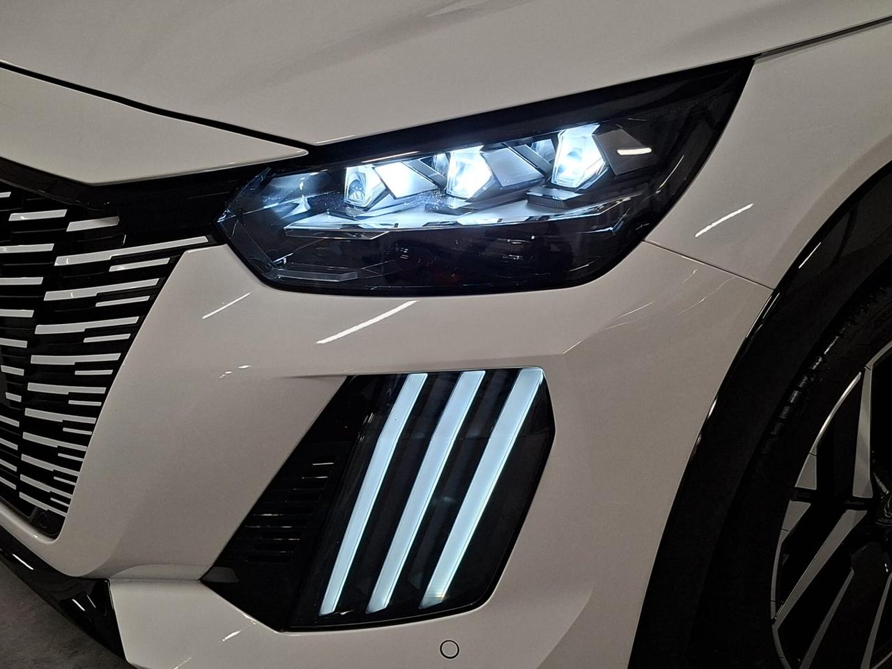 Peugeot 208 1200 mhev Hybrid 101CV GT e-DCS6 Km.0