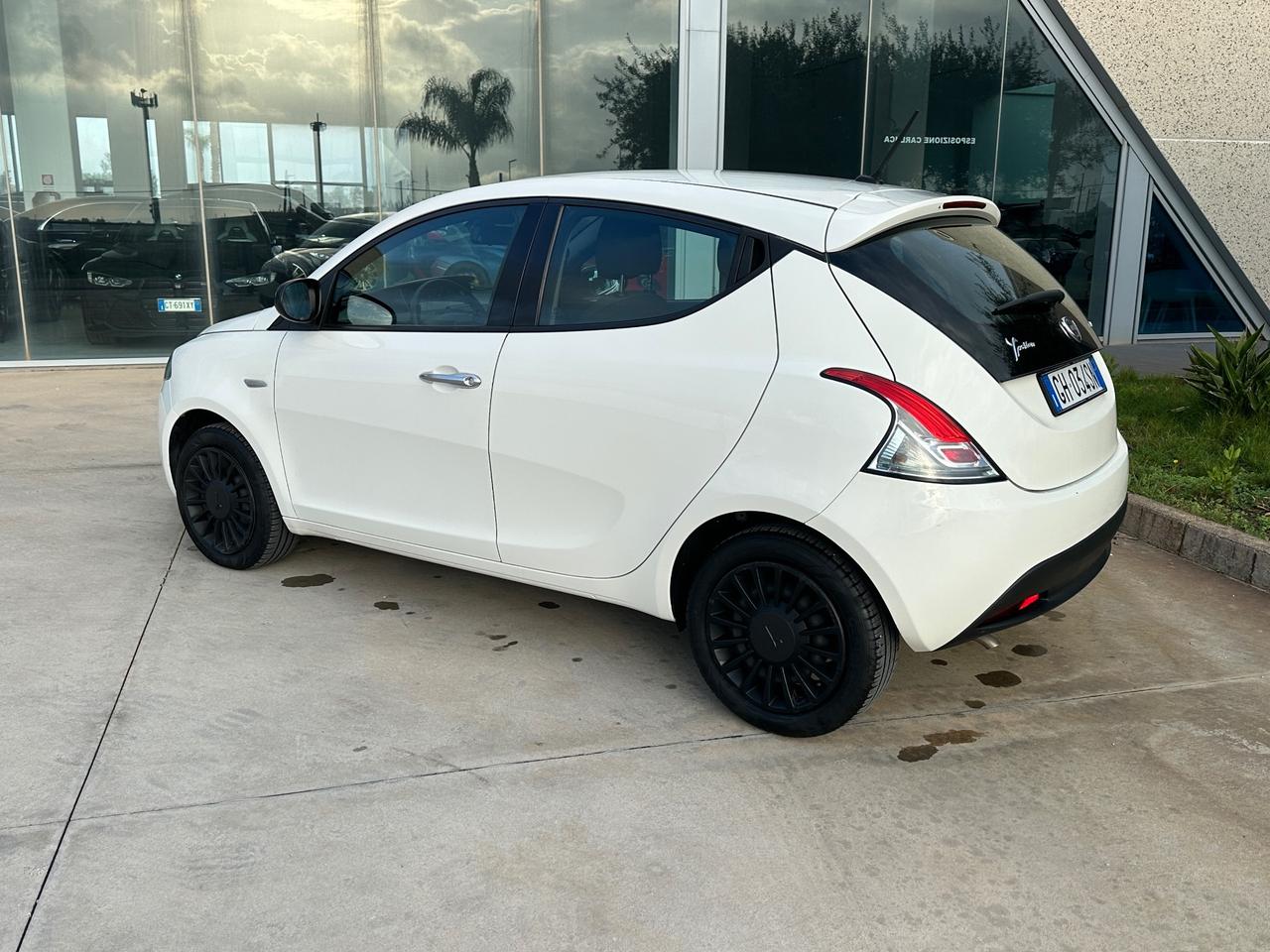 Lancia Ypsilon 1.0 hybrid possibilità noleggio no scoring
