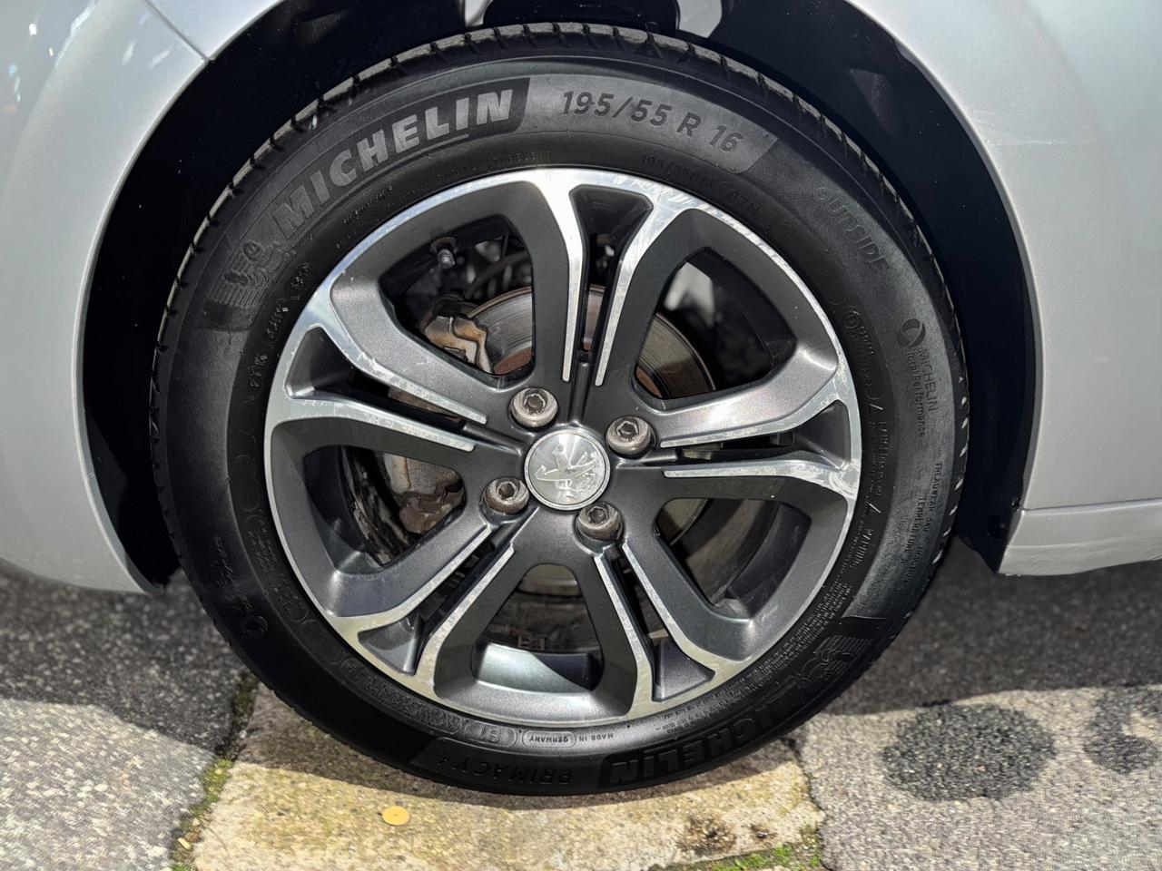 Peugeot 208 BlueHDi 75 5 porte Black Line 2